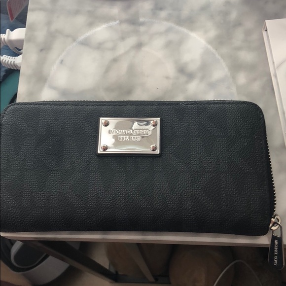 Michael Kors Handbags - Michael Kors Wallet